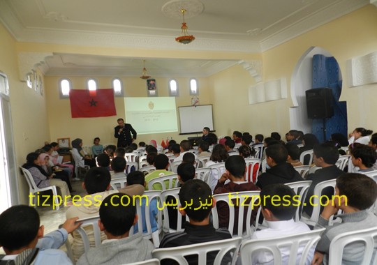 الجريمة بالمؤسسات التعليمية.. مادة جديدة لتلاميذ تيزنيت من تدريس رجال أمن الجريمة بالمؤسسات التعليمية.. مادة جديدة لتلاميذ تيزنيت من تدريس رجال أمن